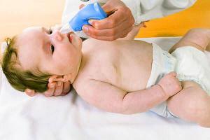 Come trattare il moccio spesso e appiccicoso in un bambino se non ti soffi il naso